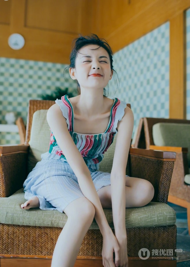 李一桐丸子头发型俏皮嘟嘴写真大图，肩带短款装配长裙浅粉可爱