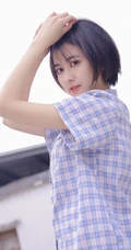 短发短衫短裤少女瓦片房楼顶露白皙线条感笑容写真图片