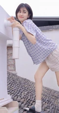 短发短衫短裤少女瓦片房楼顶露白皙线条感笑容写真图片