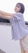 短发短衫短裤少女瓦片房楼顶露白皙线条感笑容写真图片