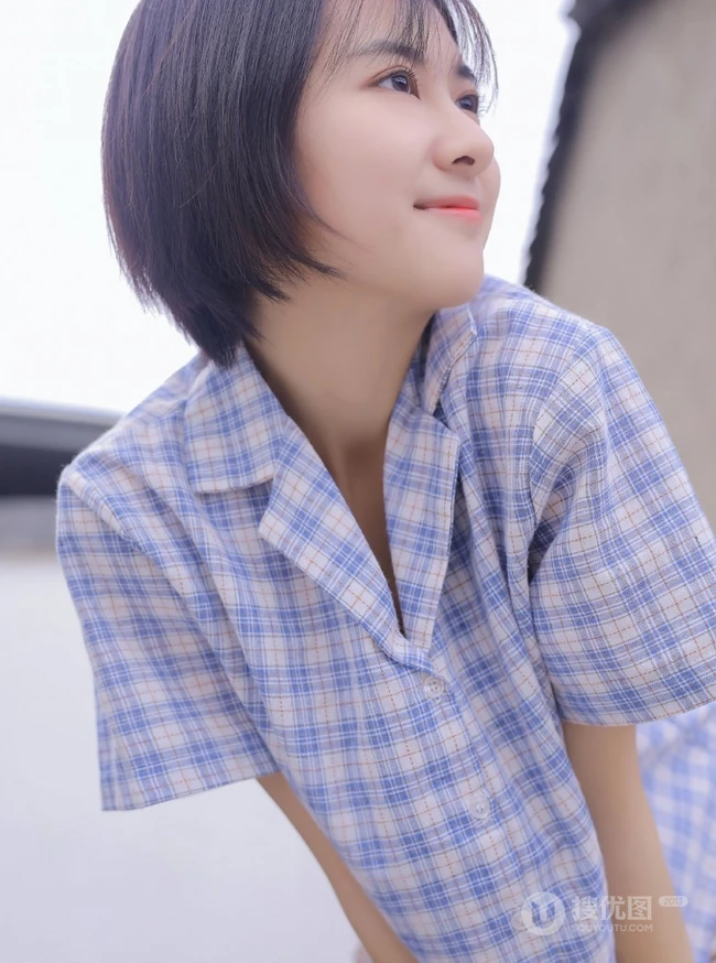 短发短衫短裤少女瓦片房楼顶露白皙线条感笑容写真图片