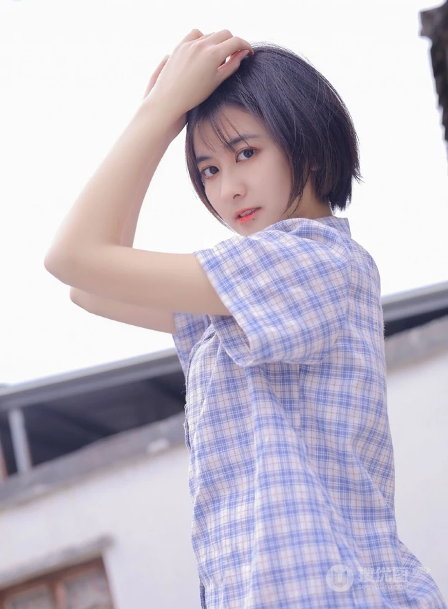 短发短衫短裤少女瓦片房楼顶露白皙线条感笑容写真图片