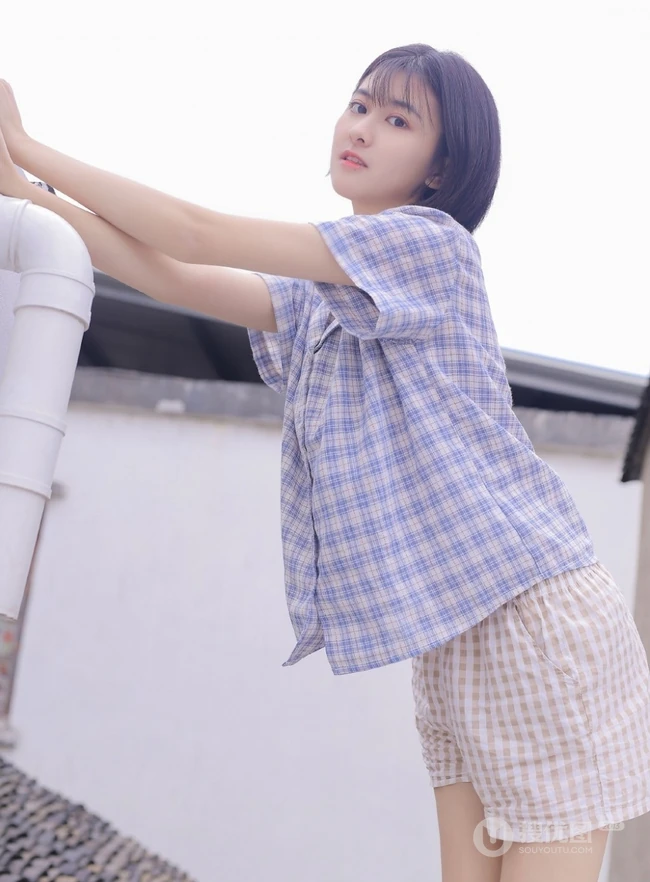 短发短衫短裤少女瓦片房楼顶露白皙线条感笑容写真图片