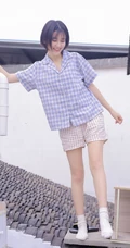 短发短衫短裤少女瓦片房楼顶露白皙线条感笑容写真图片