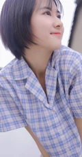 短发短衫短裤少女瓦片房楼顶露白皙线条感笑容写真图片