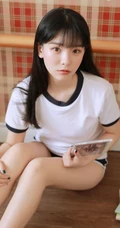 齐刘海长发白皙线条感学生妹短衫短裤教室学习写真图片