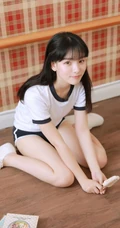 齐刘海长发白皙线条感学生妹短衫短裤教室学习写真图片