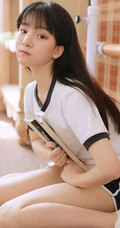 齐刘海长发白皙线条感学生妹短衫短裤教室学习写真图片