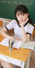 齐刘海长发白皙线条感学生妹短衫短裤教室学习写真图片
