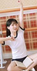 齐刘海长发白皙线条感学生妹短衫短裤教室学习写真图片