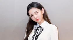 马尾辫美女宋祖儿高清黄色抹胸连衣裙写真壁纸图片