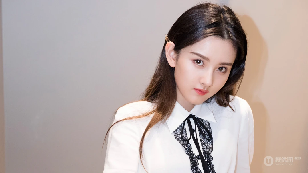 马尾辫美女宋祖儿高清黄色抹胸连衣裙写真壁纸图片