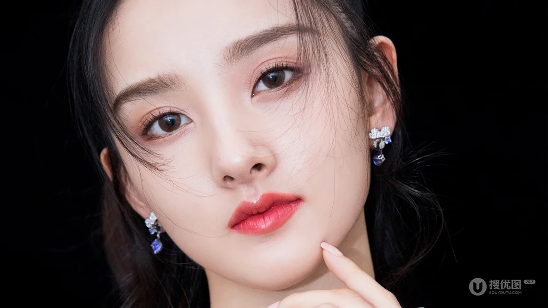 马尾辫美女宋祖儿高清黄色抹胸连衣裙写真壁纸图片