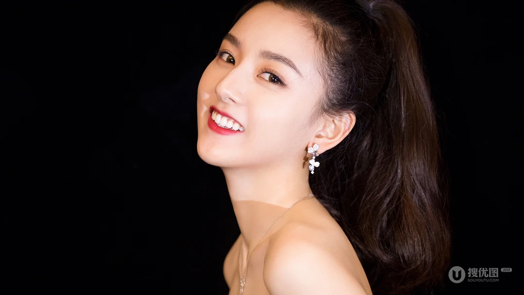 马尾辫美女宋祖儿高清黄色抹胸连衣裙写真壁纸图片