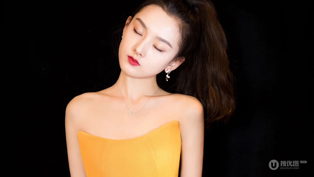 马尾辫美女宋祖儿高清黄色抹胸连衣裙写真壁纸图片