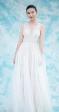 董洁丸子头造型户外唯美写真，白色长裙礼服衬匀称身形