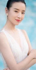董洁丸子头造型户外唯美写真，白色长裙礼服衬匀称身形