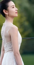 董洁丸子头造型户外唯美写真，白色长裙礼服衬匀称身形