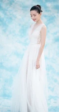 董洁丸子头造型户外唯美写真，白色长裙礼服衬匀称身形