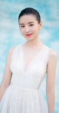 董洁丸子头造型户外唯美写真，白色长裙礼服衬匀称身形