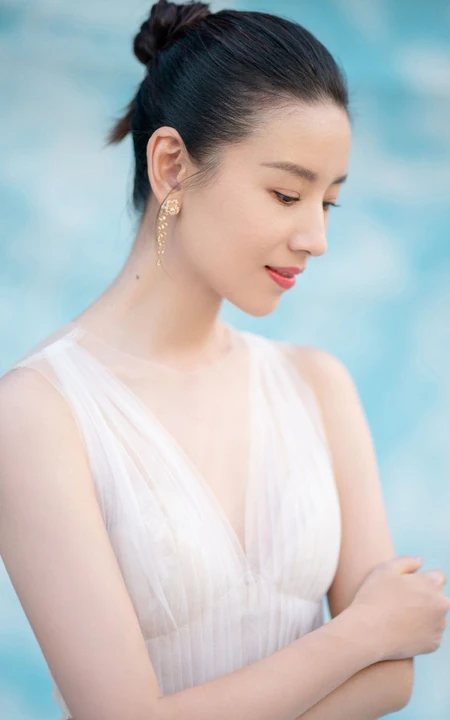 董洁丸子头造型户外唯美写真，白色长裙礼服衬匀称身形