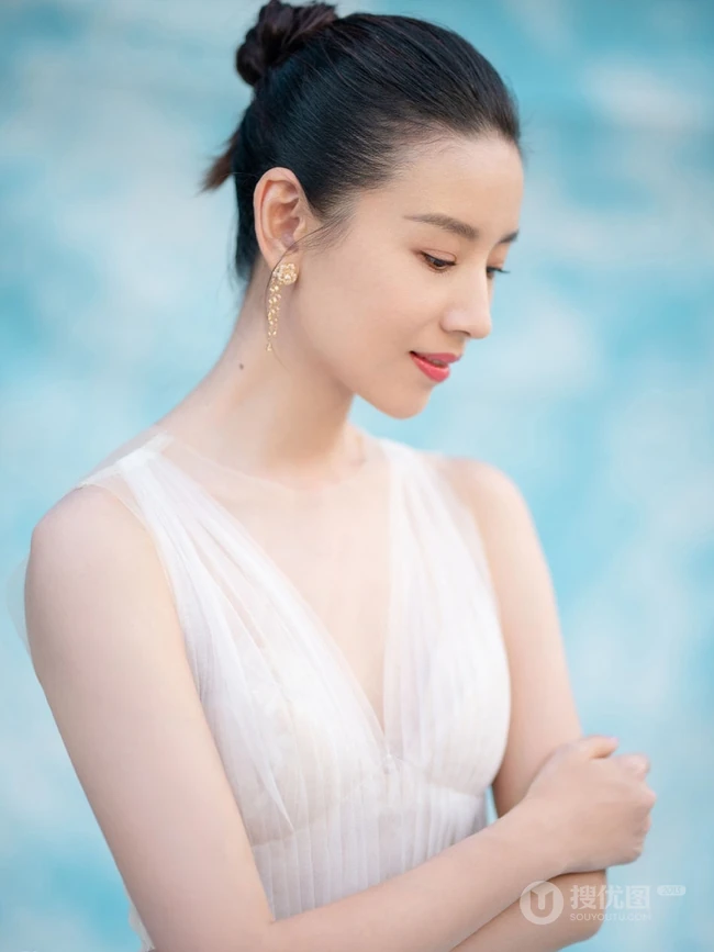 董洁丸子头造型户外唯美写真，白色长裙礼服衬匀称身形