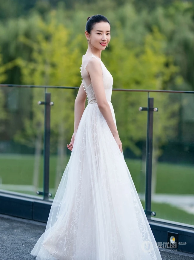 董洁丸子头造型户外唯美写真，白色长裙礼服衬匀称身形