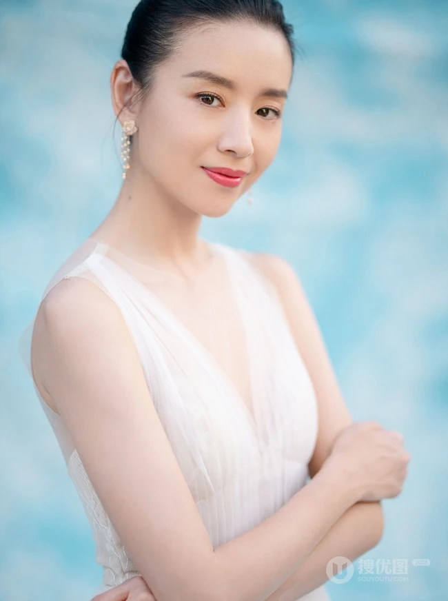 董洁丸子头造型户外唯美写真，白色长裙礼服衬匀称身形