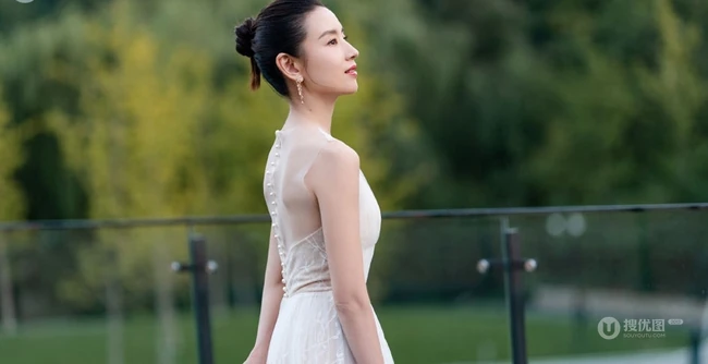 董洁丸子头造型户外唯美写真，白色长裙礼服衬匀称身形