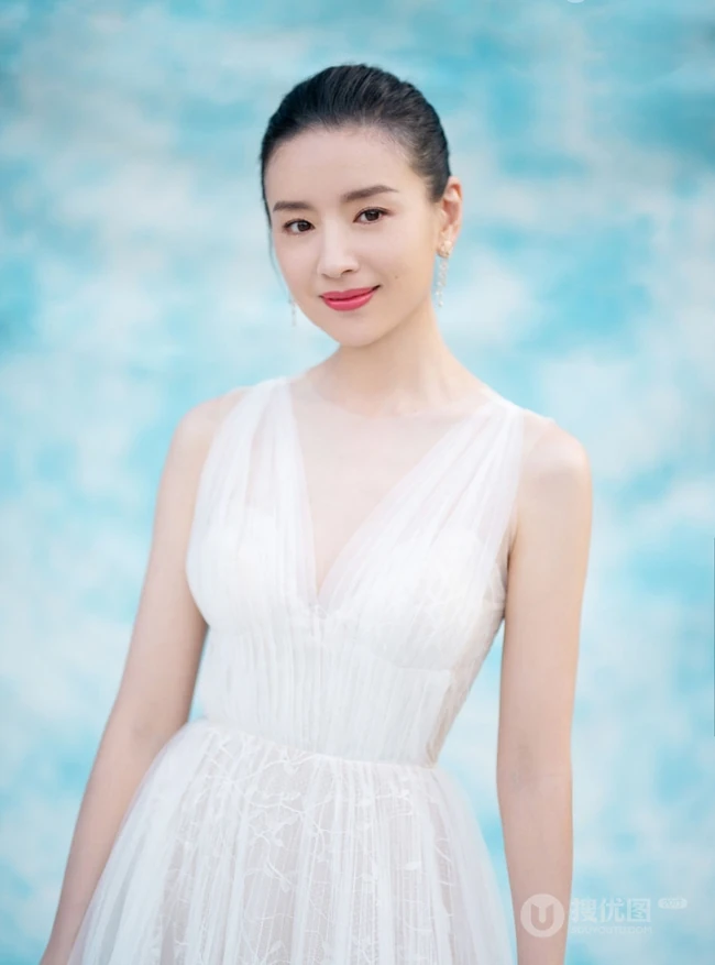 董洁丸子头造型户外唯美写真，白色长裙礼服衬匀称身形