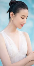 董洁丸子头造型户外唯美写真，白色长裙礼服衬匀称身形