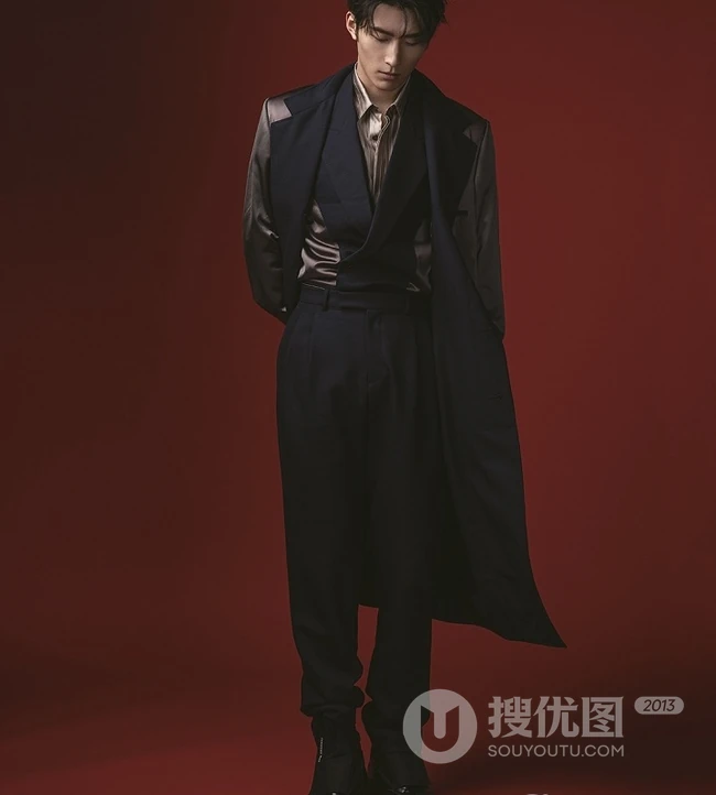 窦骁帅气时尚秋装宣传写真大片，轻松驾驭轻熟男摩登男装