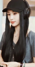 王子文微博晒灰衣黑帽个性美图，候机厅座位上自娱自乐