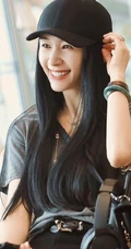 王子文微博晒灰衣黑帽个性美图，候机厅座位上自娱自乐