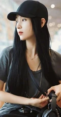 王子文微博晒灰衣黑帽个性美图，候机厅座位上自娱自乐