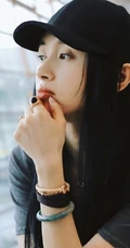 王子文微博晒灰衣黑帽个性美图，候机厅座位上自娱自乐