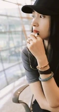 王子文微博晒灰衣黑帽个性美图，候机厅座位上自娱自乐