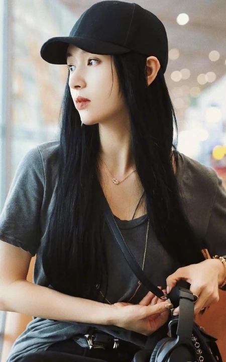 王子文微博晒灰衣黑帽个性美图，候机厅座位上自娱自乐