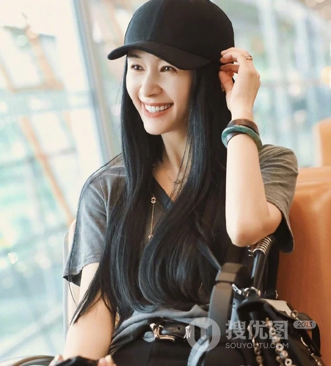王子文微博晒灰衣黑帽个性美图，候机厅座位上自娱自乐