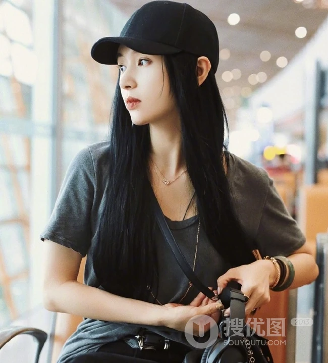 王子文微博晒灰衣黑帽个性美图，候机厅座位上自娱自乐