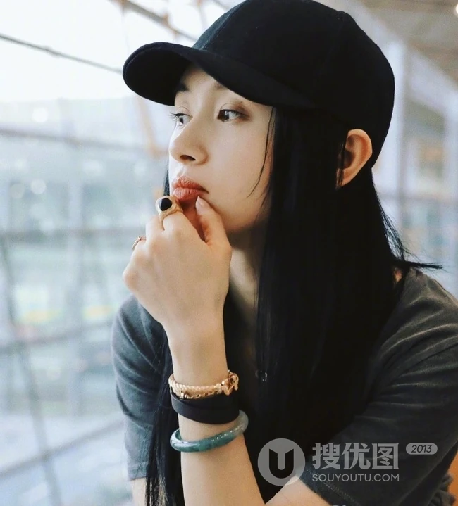 王子文微博晒灰衣黑帽个性美图，候机厅座位上自娱自乐