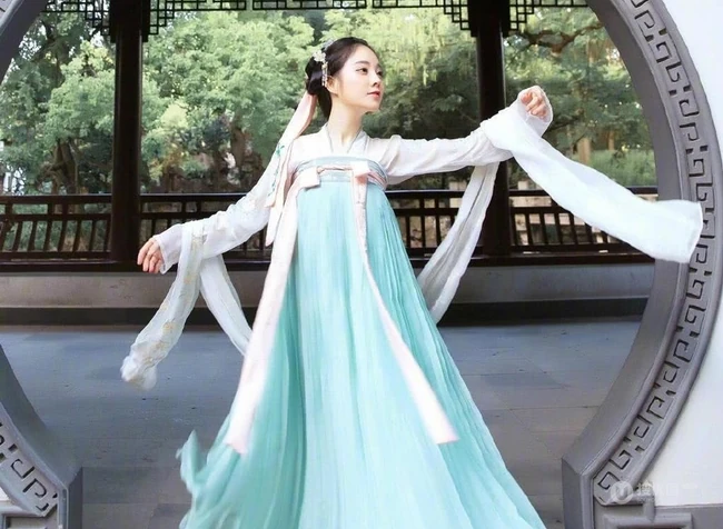 冯提莫最美古装造型扮相写真美图 娇小身材手提风筝可爱动人