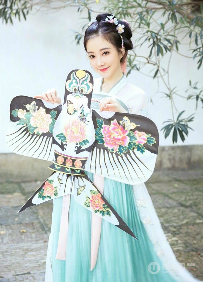 冯提莫最美古装造型扮相写真美图 娇小身材手提风筝可爱动人