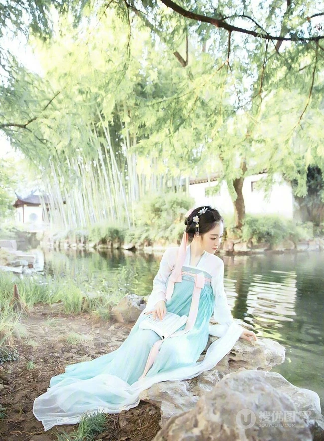 冯提莫最美古装造型扮相写真美图 娇小身材手提风筝可爱动人