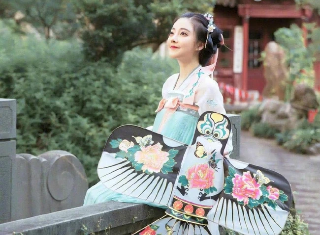 冯提莫最美古装造型扮相写真美图 娇小身材手提风筝可爱动人