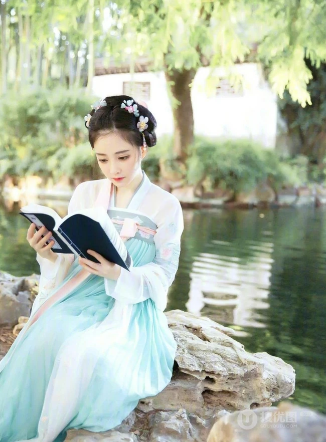 冯提莫最美古装造型扮相写真美图 娇小身材手提风筝可爱动人