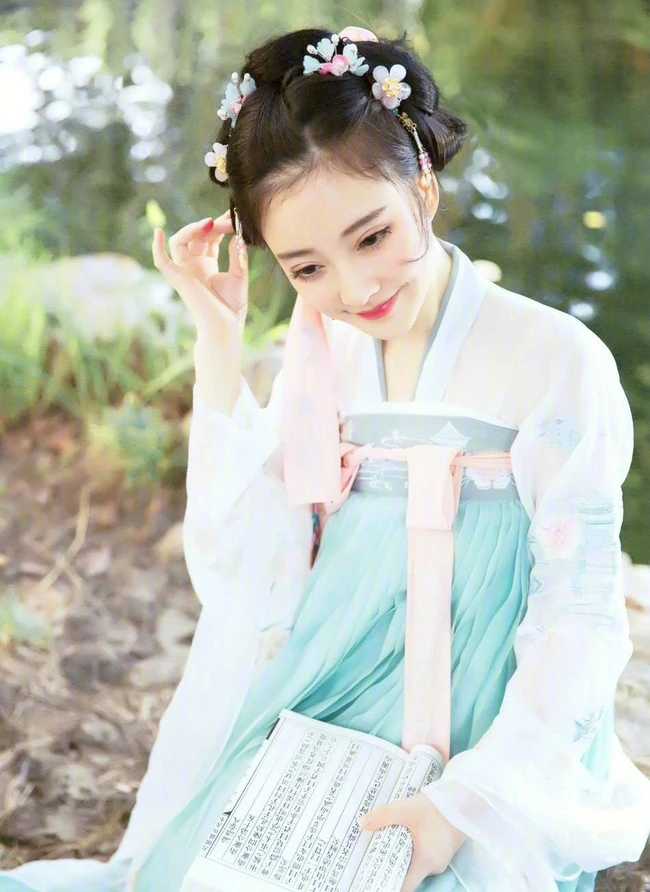 冯提莫最美古装造型扮相写真美图 娇小身材手提风筝可爱动人