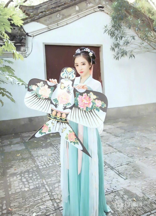 冯提莫最美古装造型扮相写真美图 娇小身材手提风筝可爱动人