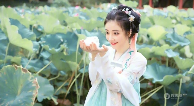 冯提莫最美古装造型扮相写真美图 娇小身材手提风筝可爱动人