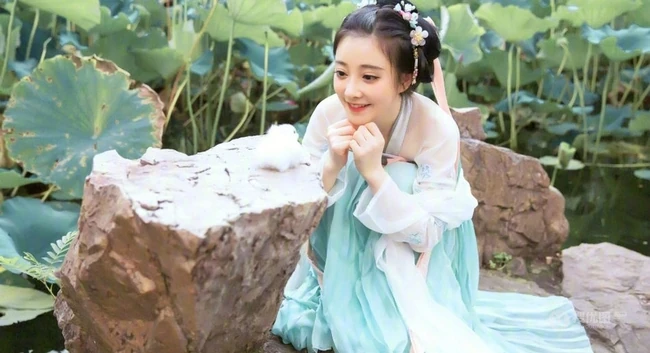 冯提莫最美古装造型扮相写真美图 娇小身材手提风筝可爱动人